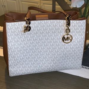 Michael Kors Signature Shoulder bag in vanilla/tan